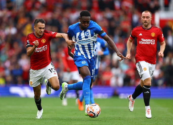 Man United thua thảm trên sân nhà, Man City ngược dòng ở London