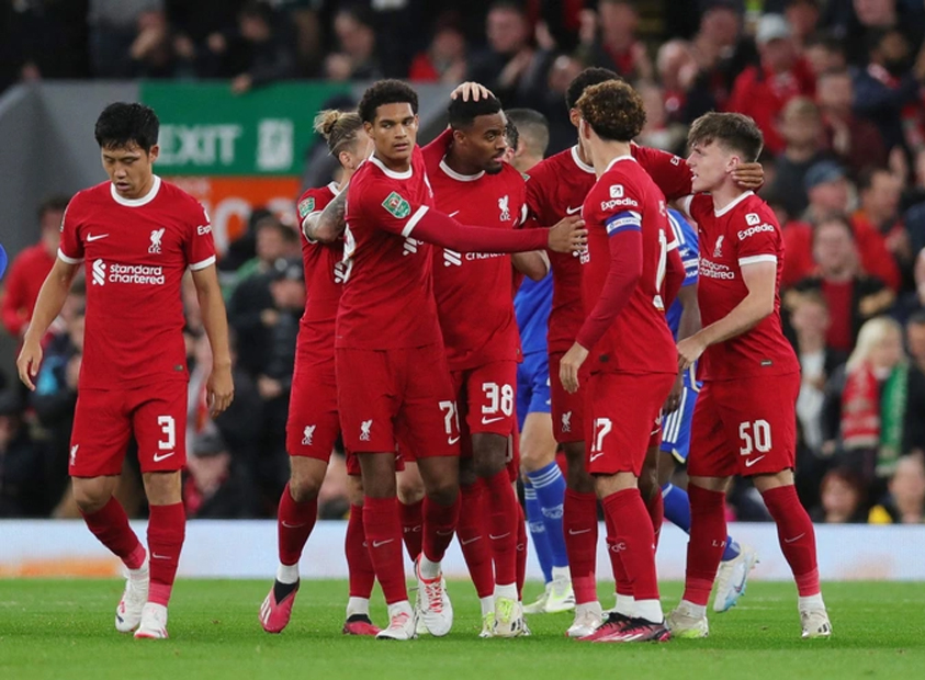 Man City cúi đầu rời League Cup, Liverpool, Chelsea thắng nhọc