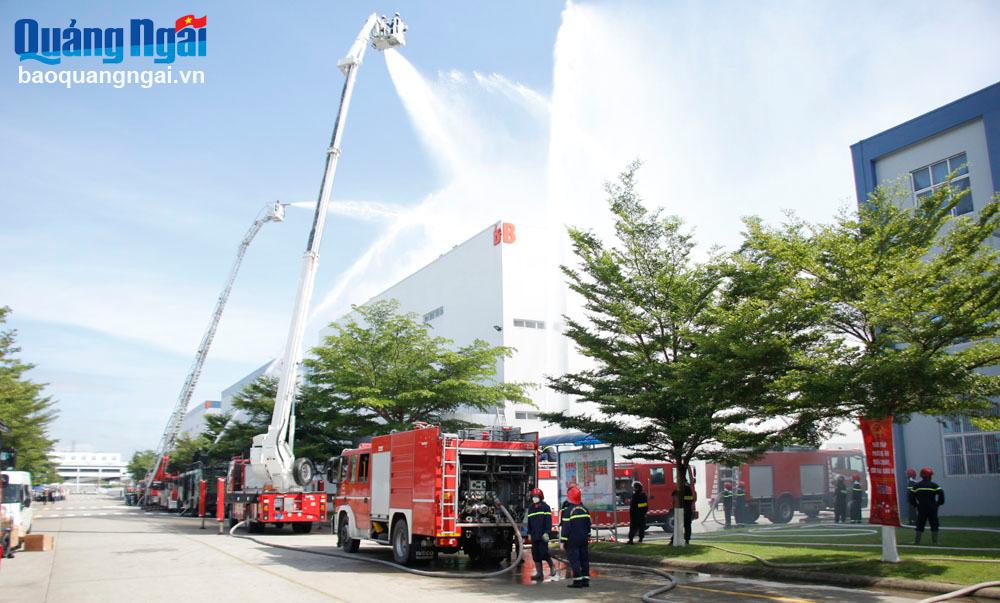 Thực tập phương án chữa cháy và cứu nạn, cứu hộ phối hợp nhiều lực lượng tham gia