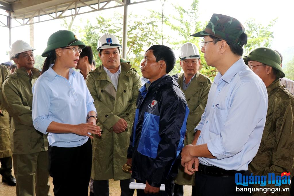 Sát cánh cùng nhân dân vượt qua bão, lũ