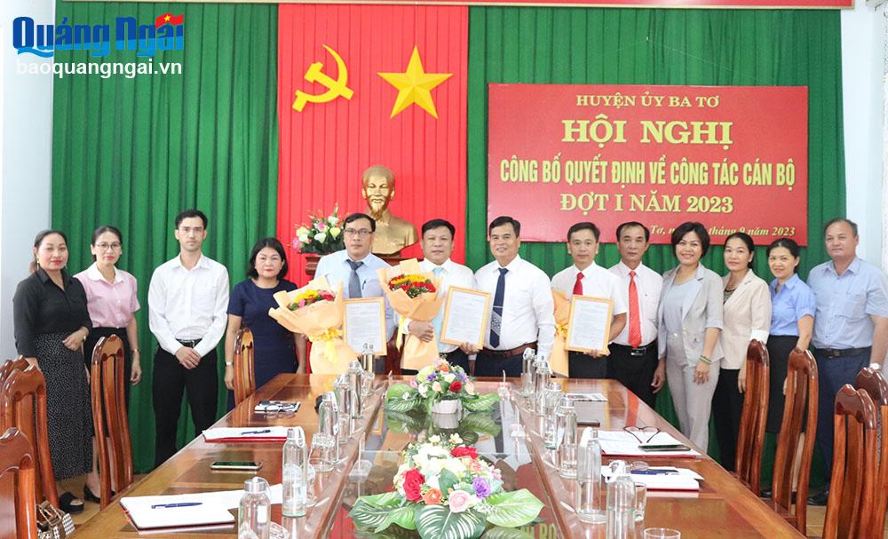 Ba Tơ công bố quyết định về công tác cán bộ