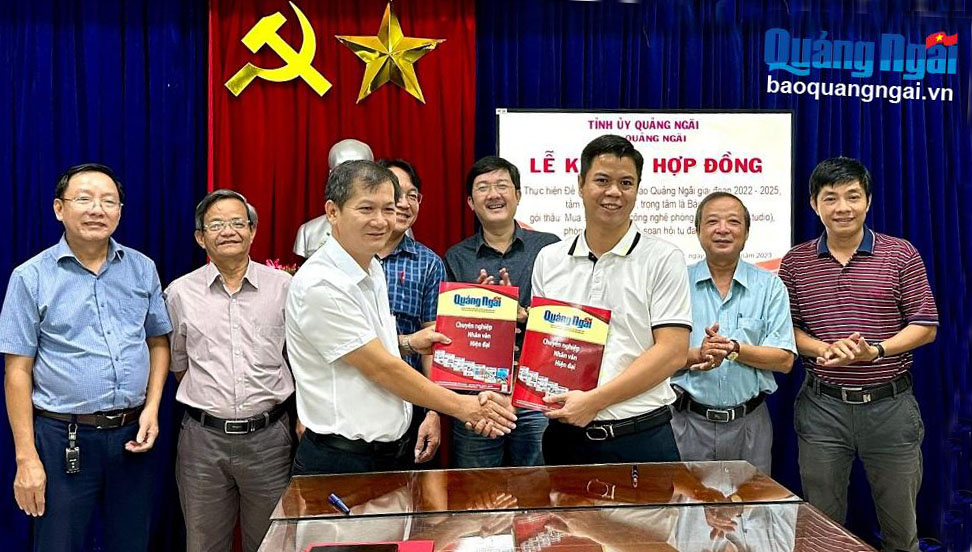 Ký kết hợp đồng thực hiện Đề án Phát triển Báo Quảng Ngãi giai đoạn 2022 - 2025