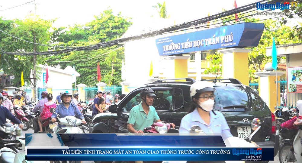 Video: Tái diễn tình trạng mất an toàn giao thông trước cổng trường