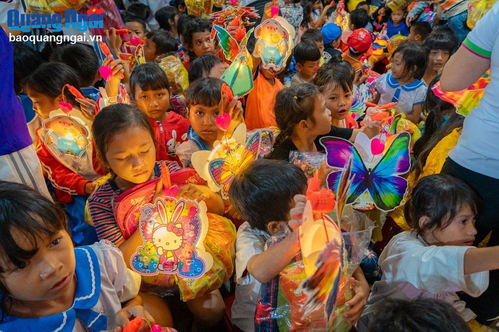 Trung thu yêu thương đến với trẻ em vùng cao Trà Bồng