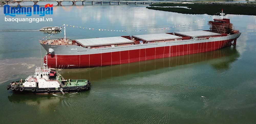 Hòa Phát hạ thủy tàu HPS-01 tải trọng 24,5 nghìn tấn