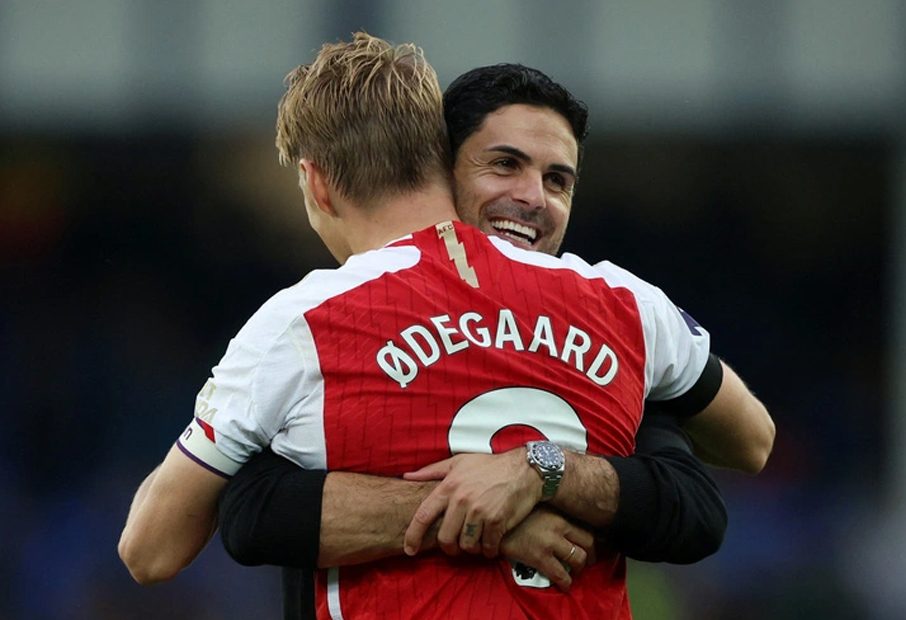 Arsenal đánh bại Everton, Chelsea lại hòa đầy thất vọng