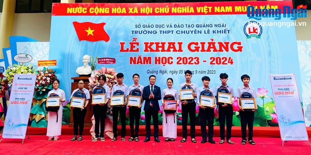 Sacombank trao 35 suất học bổng cho học sinh vượt khó
