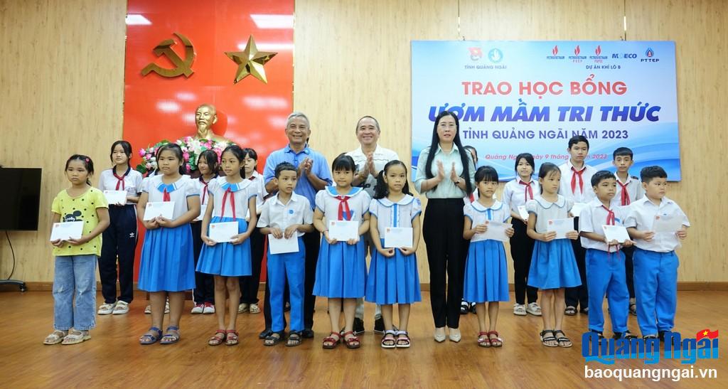 Trao học bổng “Ươm mầm trí thức” cho 232 học sinh có hoàn cảnh khó khăn