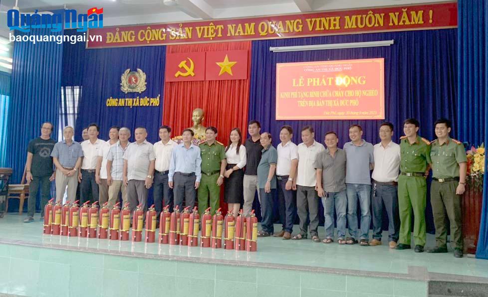 Phát động ủng hộ kinh phí tặng bình chữa cháy cho hộ nghèo