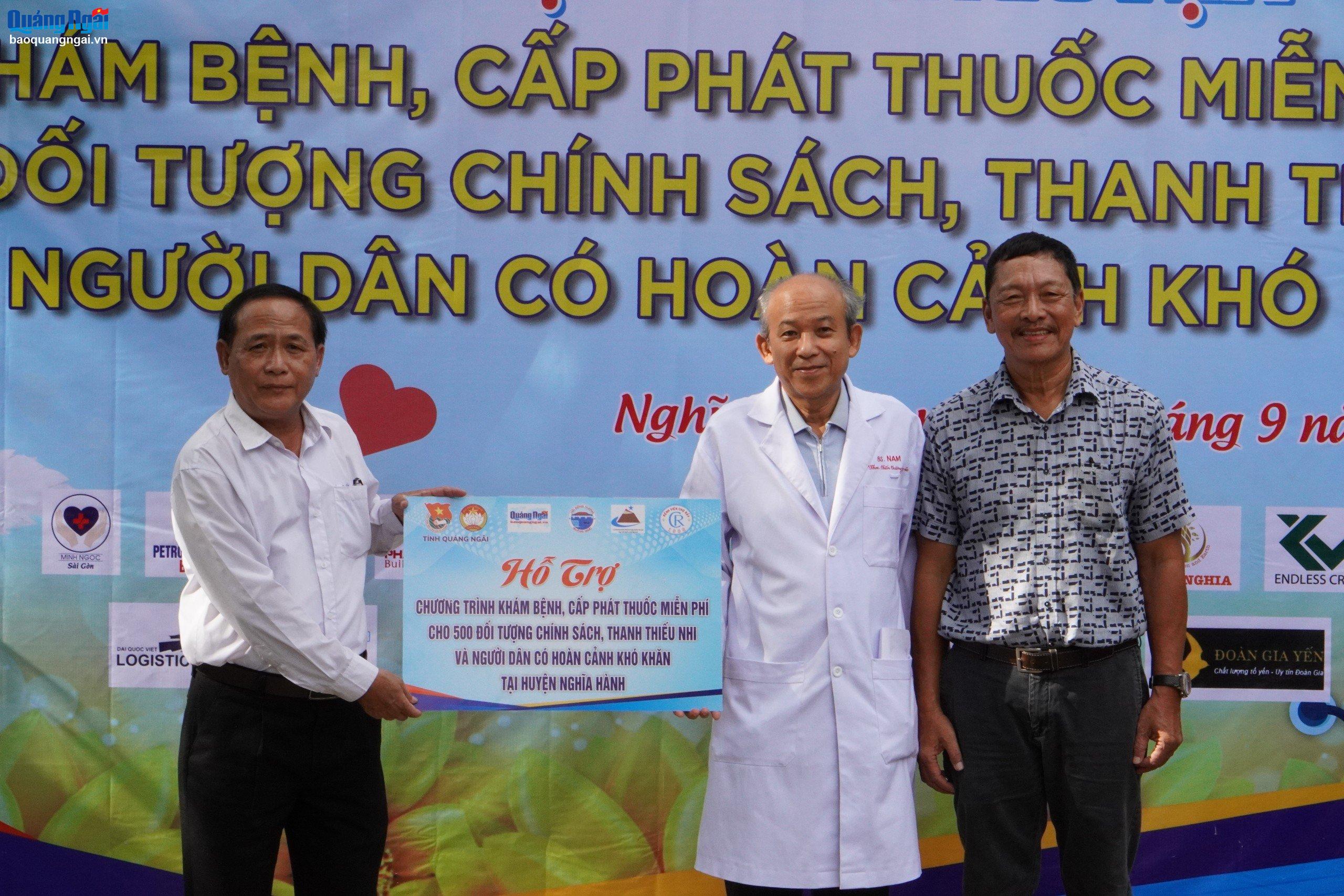 Khám bệnh, cấp phát thuốc miễn phí cho người nghèo 