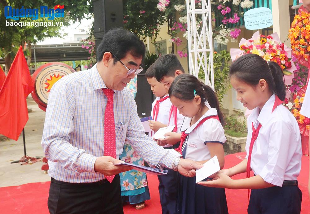 VietABank Quảng Ngãi đồng hành cùng học sinh vượt khó