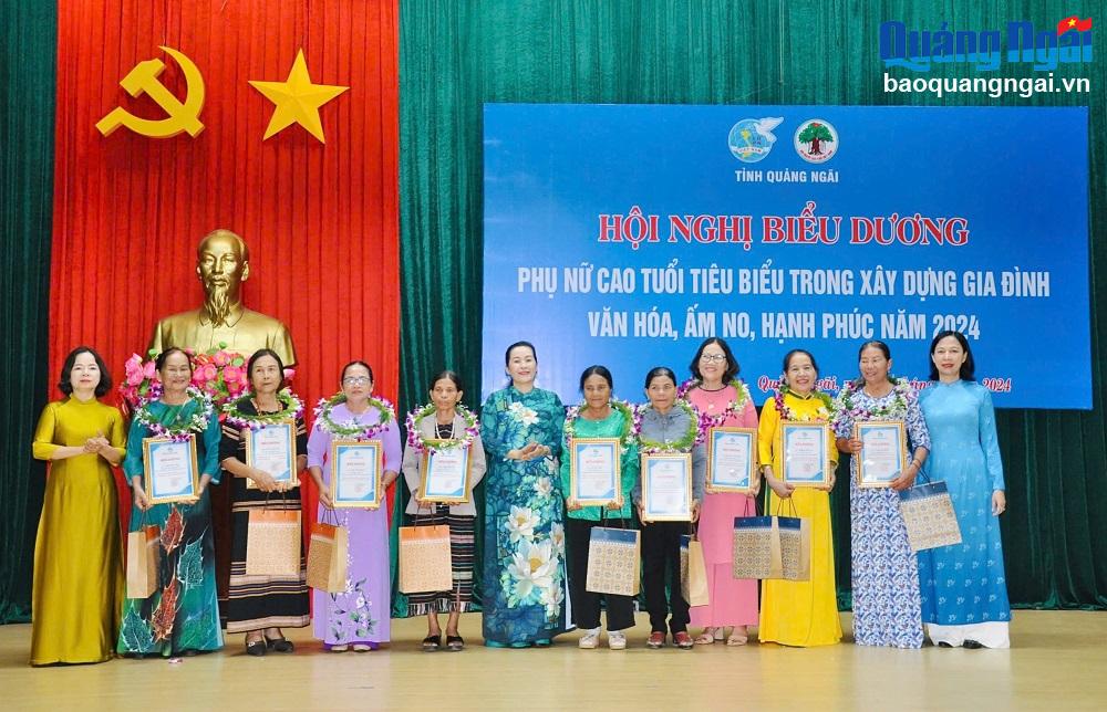 Biểu dương phụ nữ cao tuổi tiêu biểu