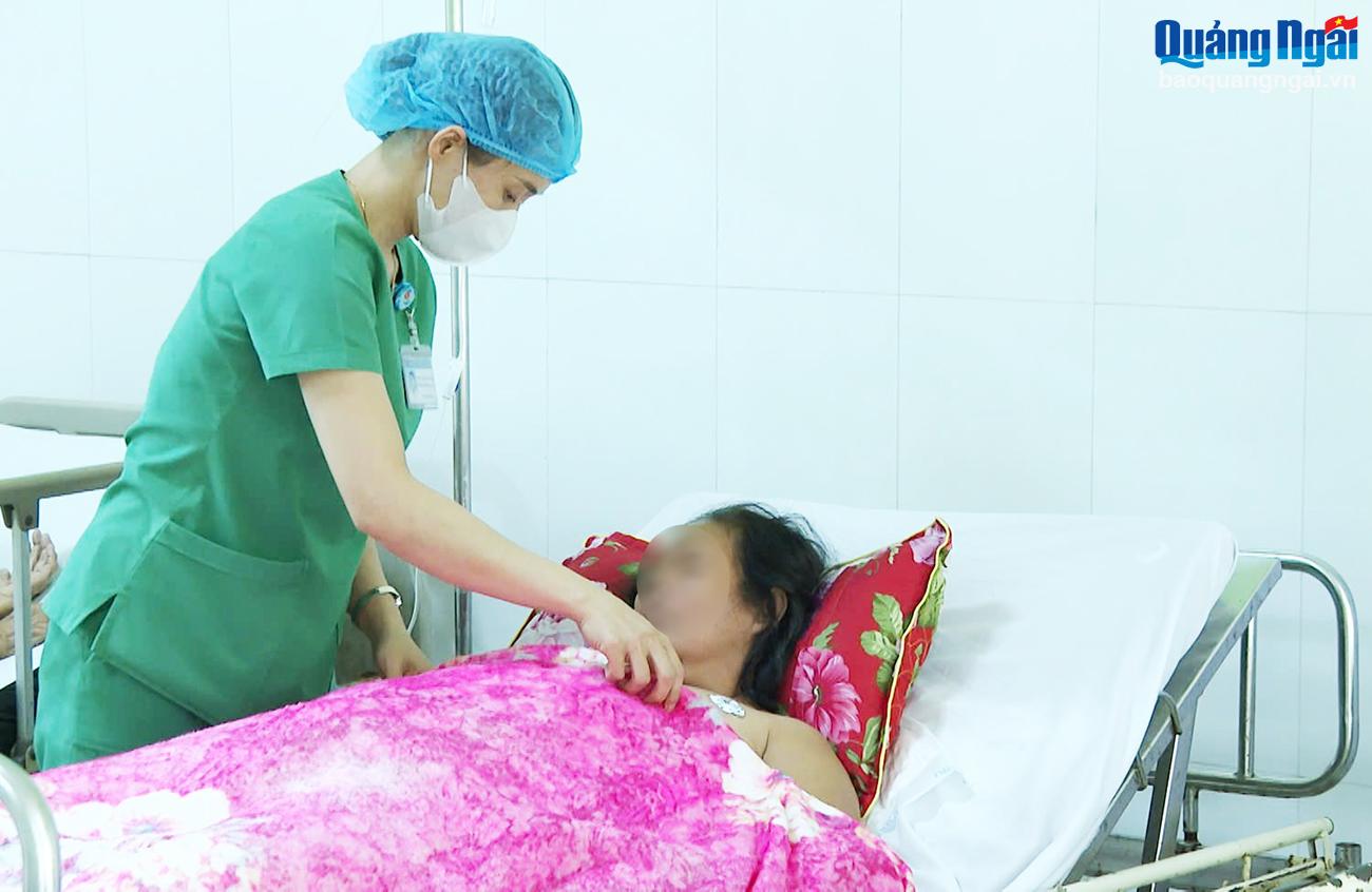 Hai người nhập viện nghi do ngộ độc cá nóc