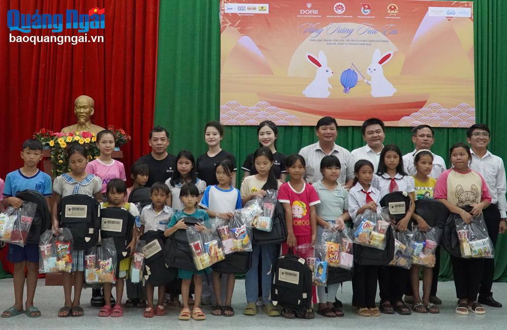 Ấm áp Chương trình “Vầng trăng trao em”