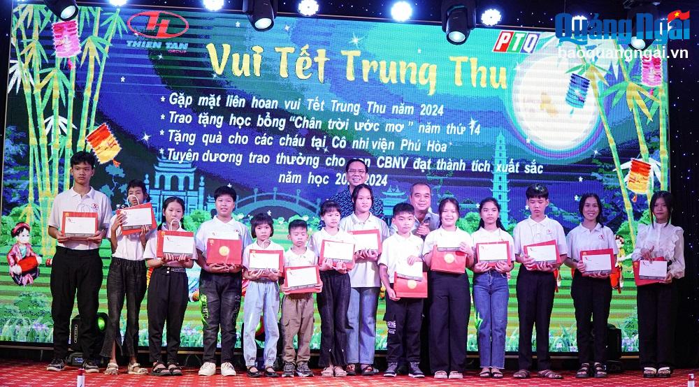 Trao học bổng Chân trời ước mơ