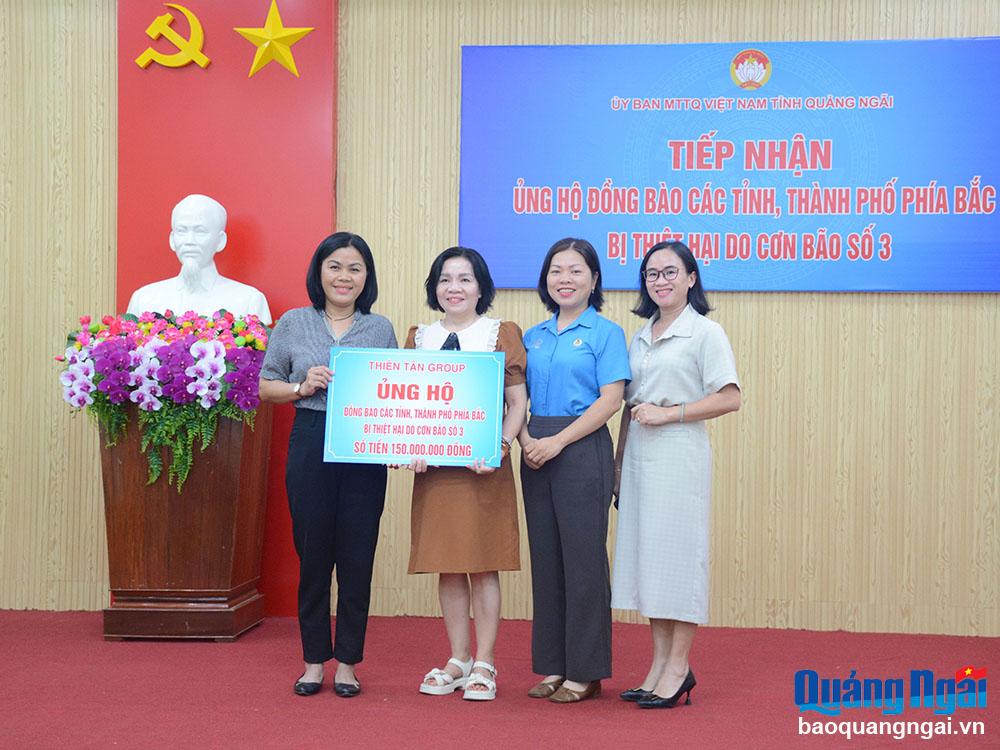 Tiếp nhận kinh phí ủng hộ đồng bào bị thiệt hại do bão số 3 và lũ lụt