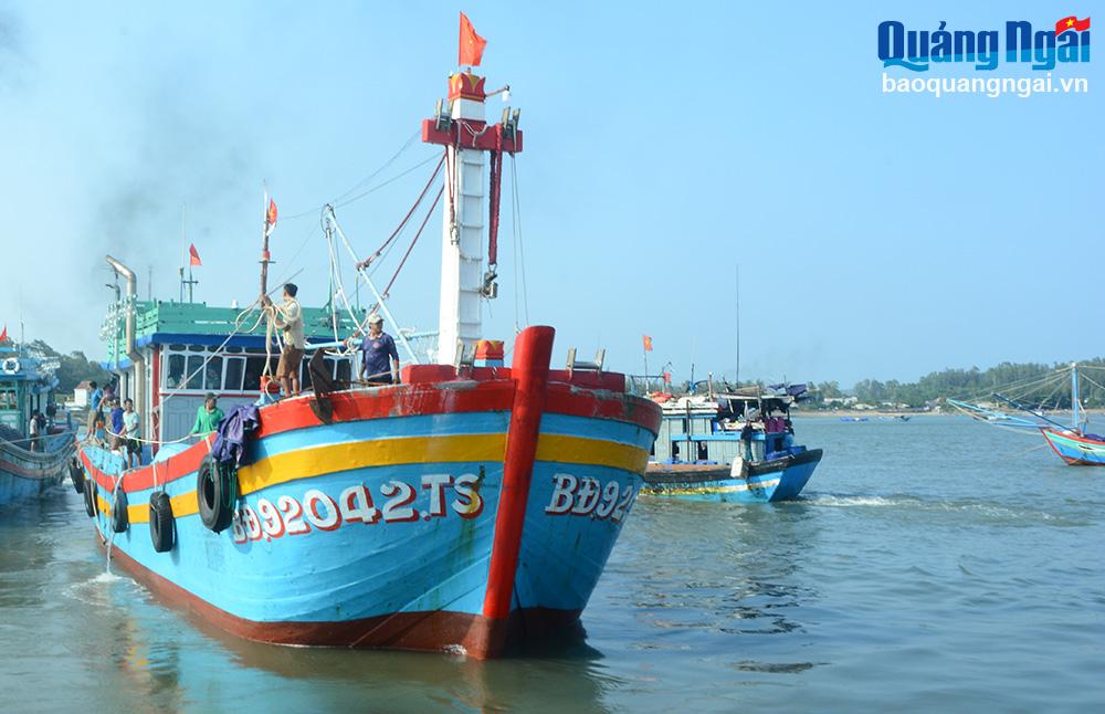 Khẩn trương kêu gọi tàu thuyền trú tránh bão Yagi