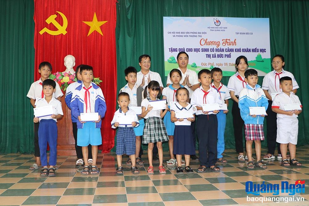 Trao 30 suất quà cho học sinh nghèo vượt khó