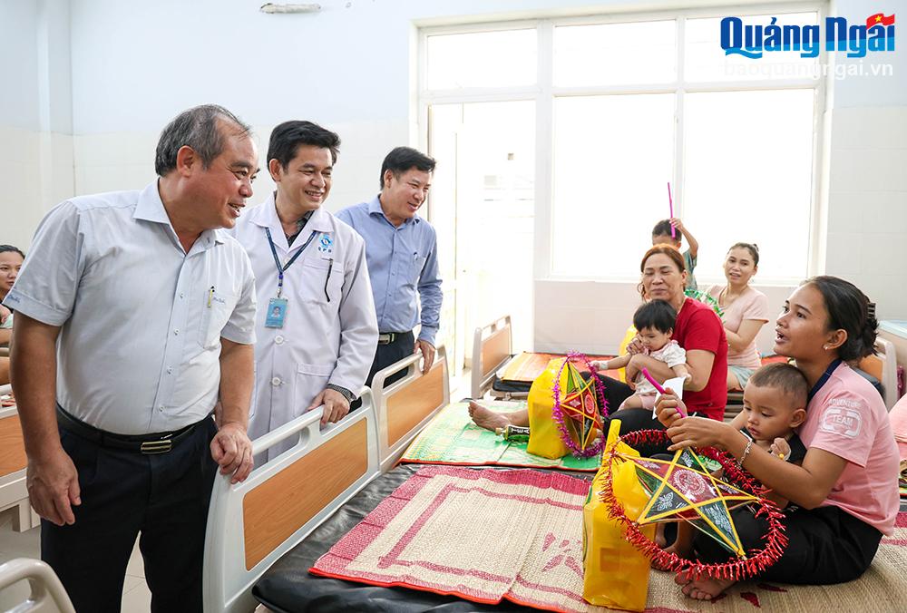 Thăm, tặng quà Trung thu cho trẻ em