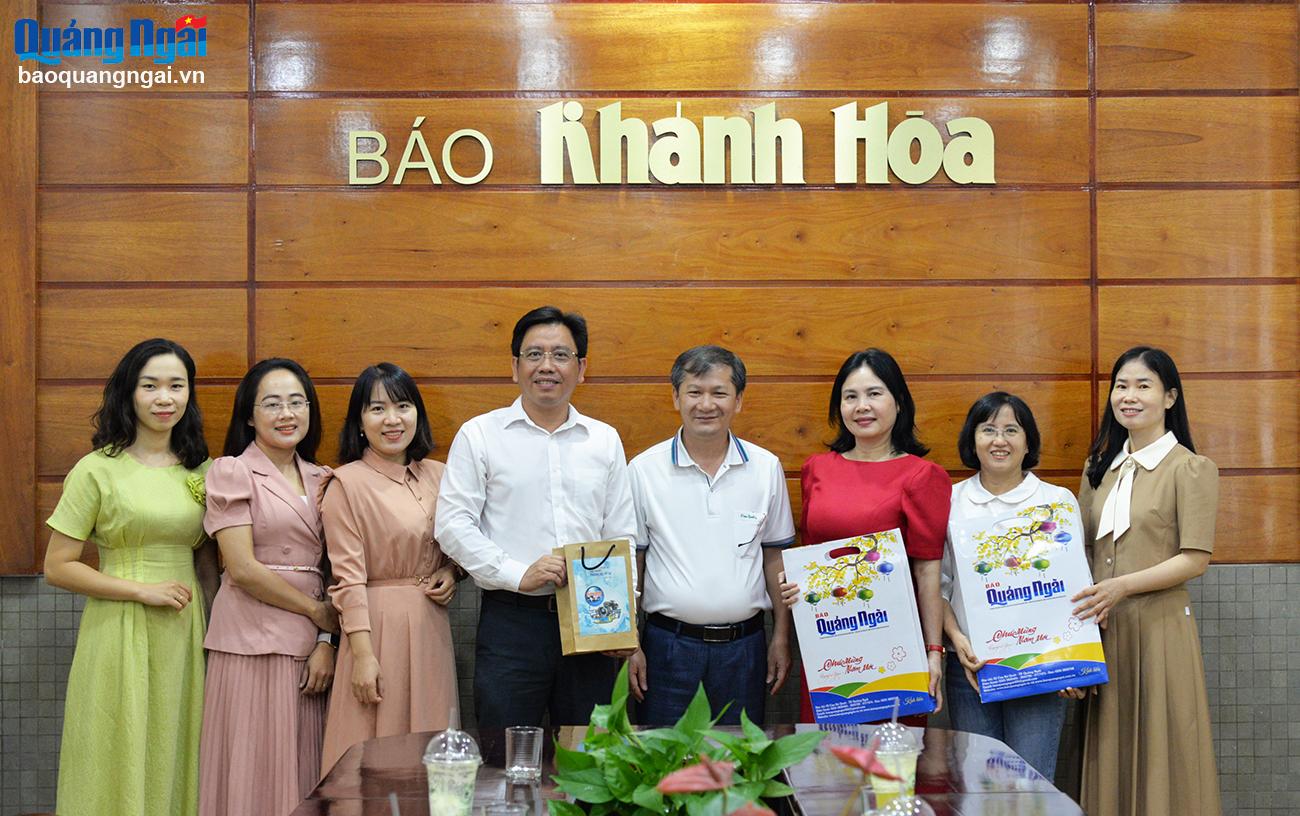 Báo Quảng Ngãi trao đổi nghiệp vụ tại Báo Khánh Hòa  