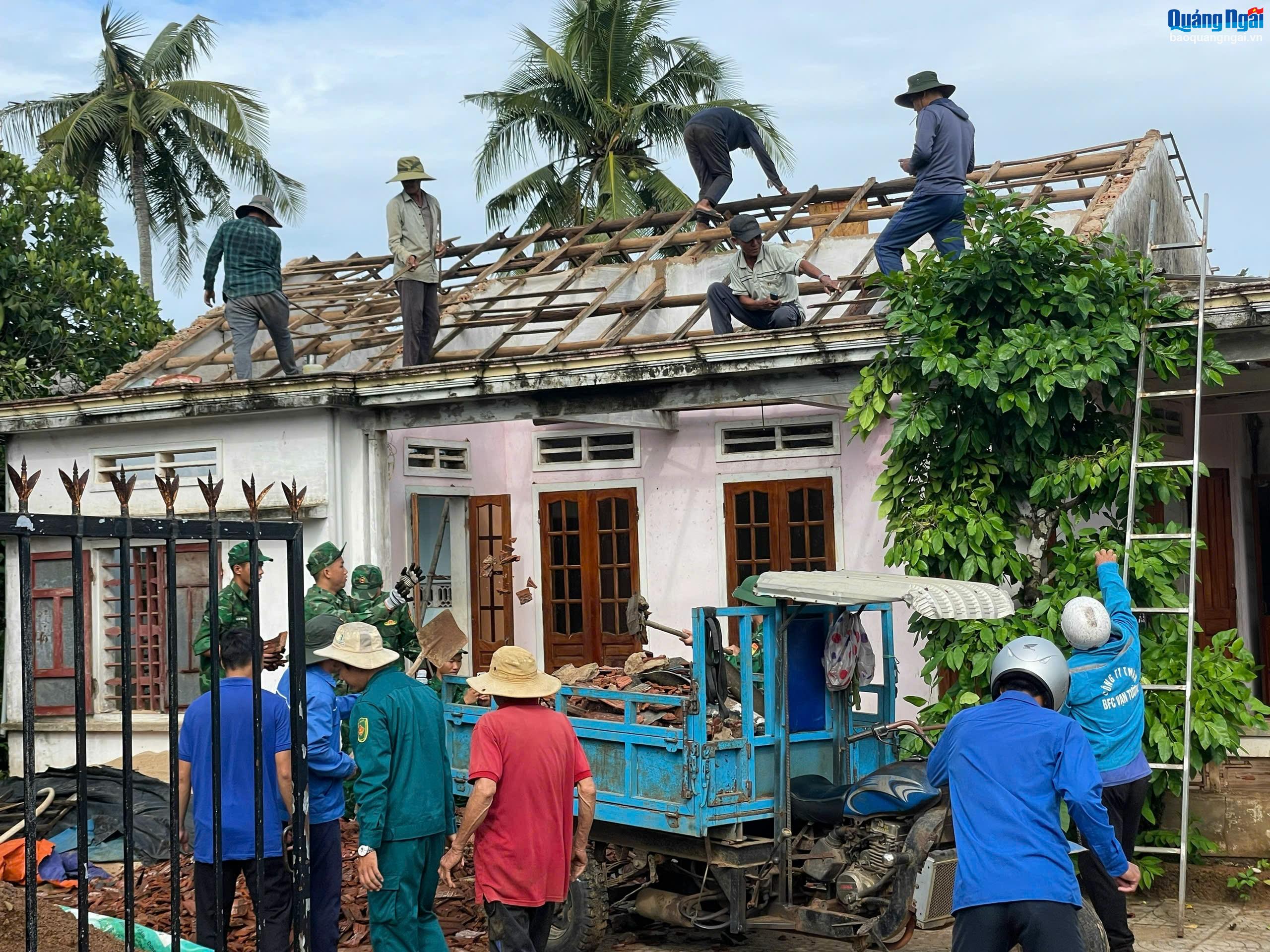 Sửa chữa lại nhà cho 3 hộ dân bị tốc mái do gió lốc 