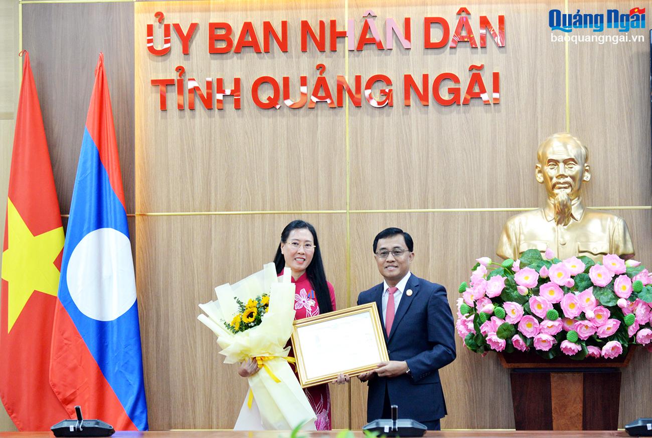 Lào tặng thưởng huân chương cho lãnh đạo tỉnh Quảng Ngãi 