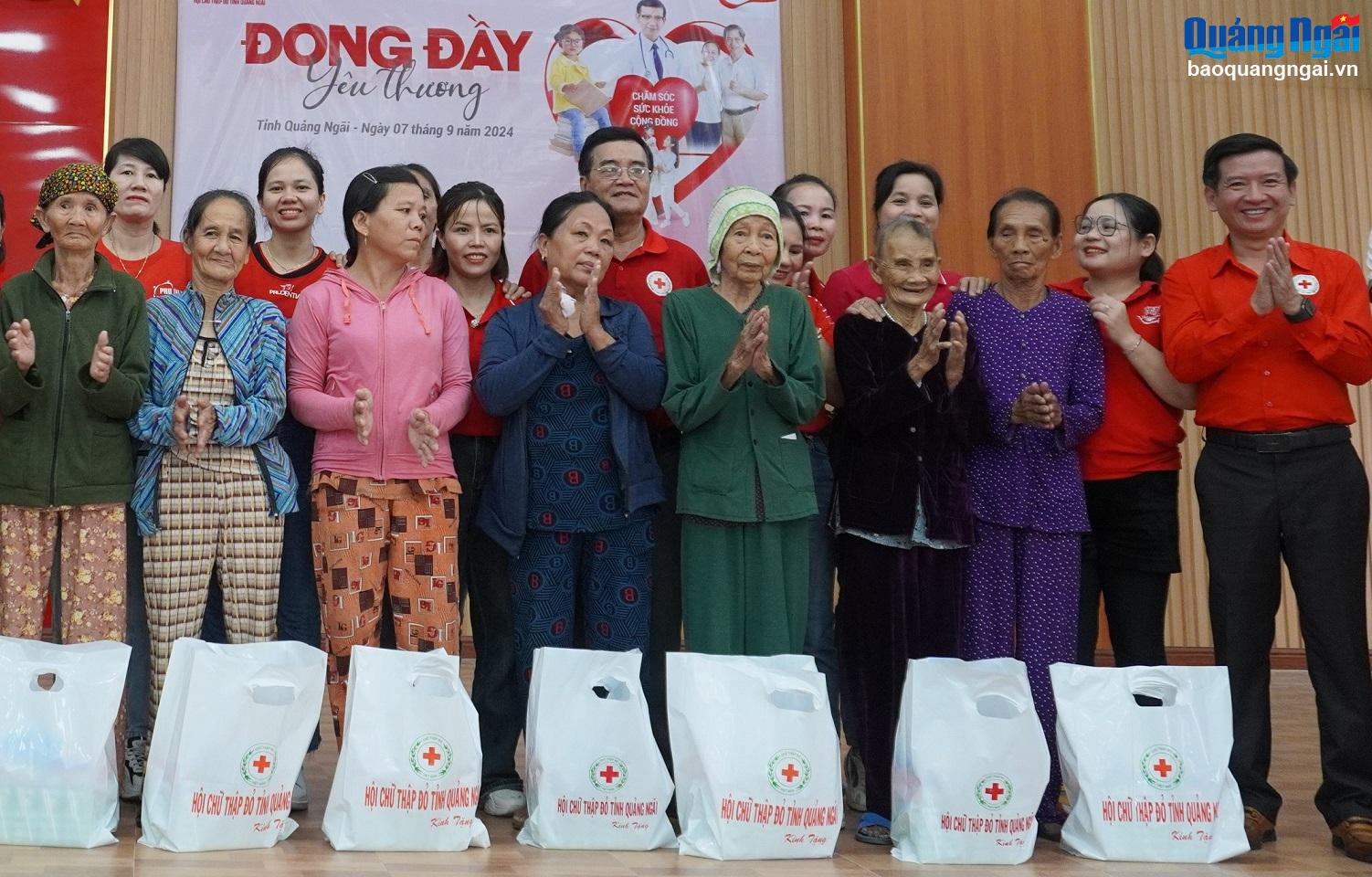 Tặng quà, khám bệnh cho người nghèo tại xã Bình An