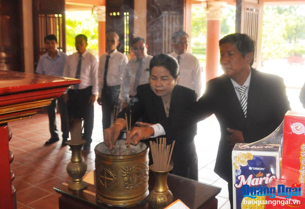 Đoàn công tác tỉnh Champasak viếng hương Khu lưu niệm Thủ tướng Phạm Văn Đồng