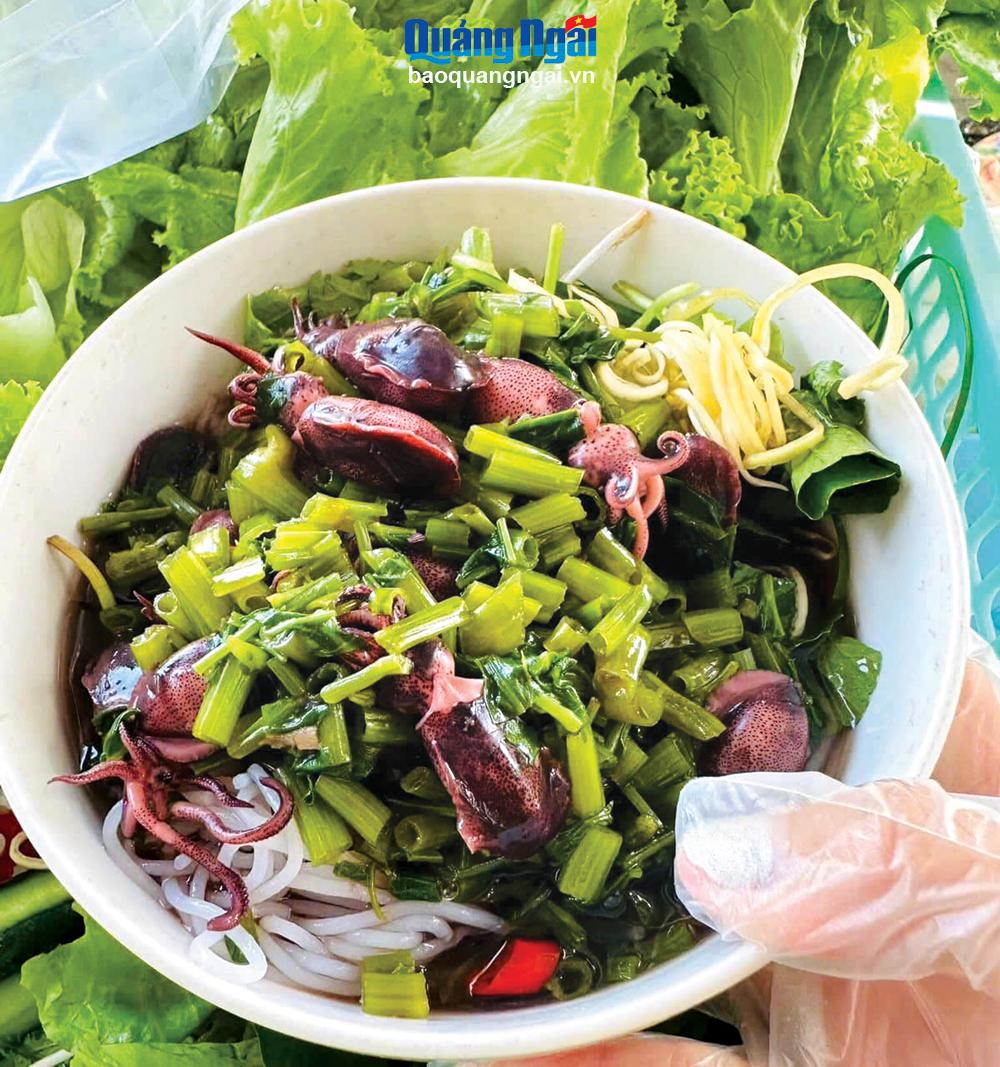 Đậm đà bún mực đuổi rau muống