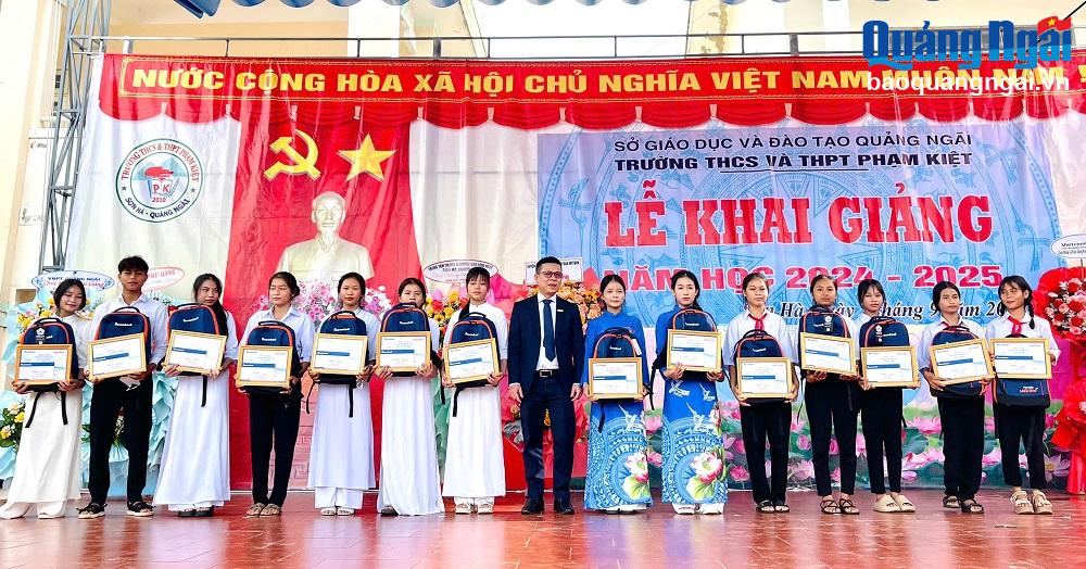 Sacombank trao 35 suất học bổng cho học sinh vượt khó học giỏi