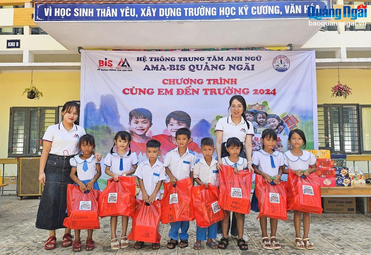 Tặng quà Trung thu cho trẻ em xã Sơn Kỳ
