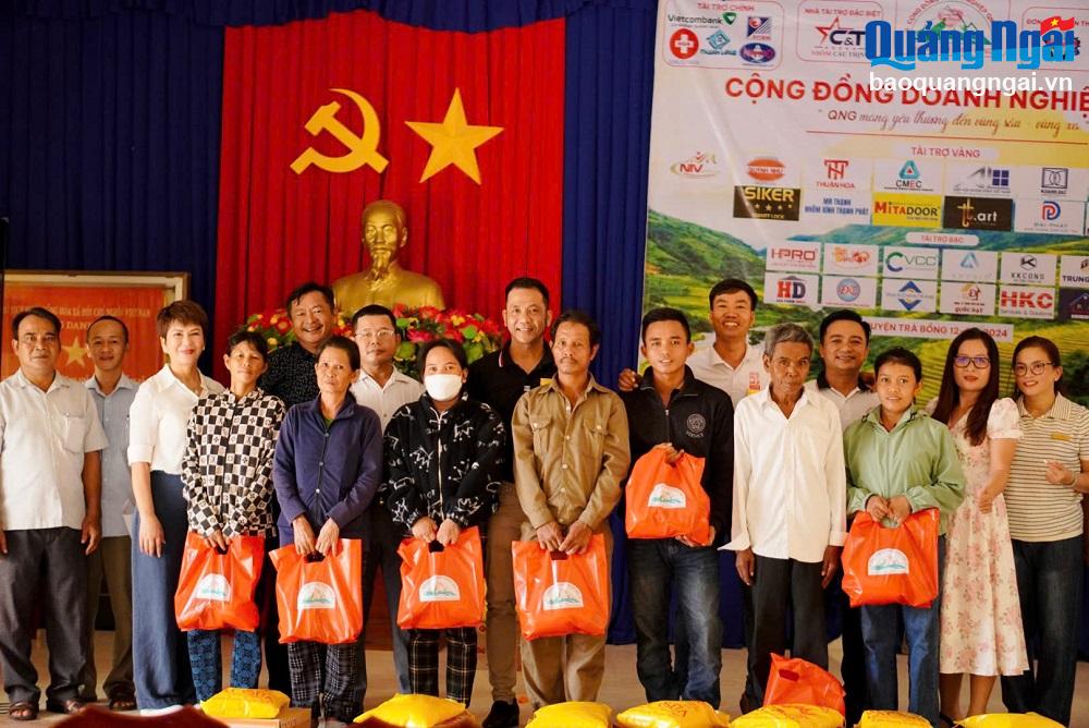 Trao 200 suất quà cho người dân khó khăn ở Trà Bồng