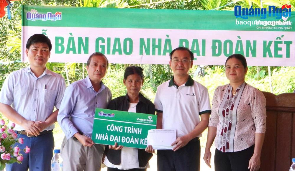 Trao nhà đại đoàn kết cho hộ nghèo ở xã Sơn Bao