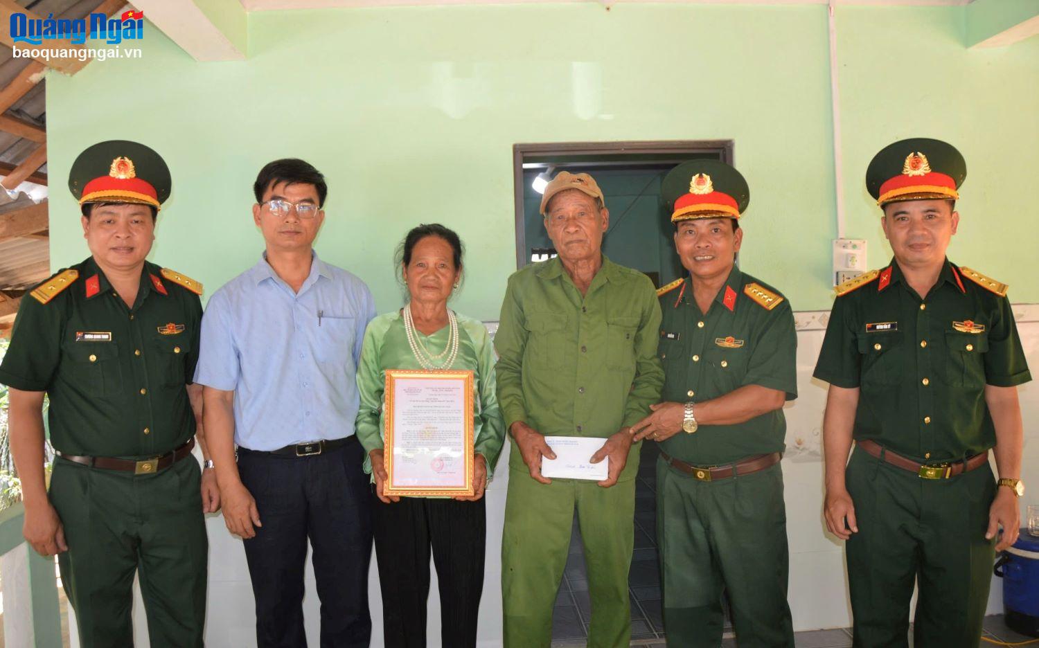 Bộ Chỉ huy Quân sự tỉnh trao tặng nhà đại đoàn kết ở xã Ba Vinh