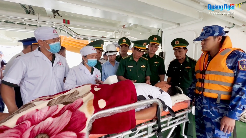 Đưa ngư dân bị nạn trên biển về đất liền cấp cứu kịp thời