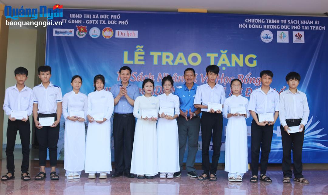 Trao học bổng, tủ sách nhân ái cho Trung tâm GDNN - GDTX thị xã Đức Phổ