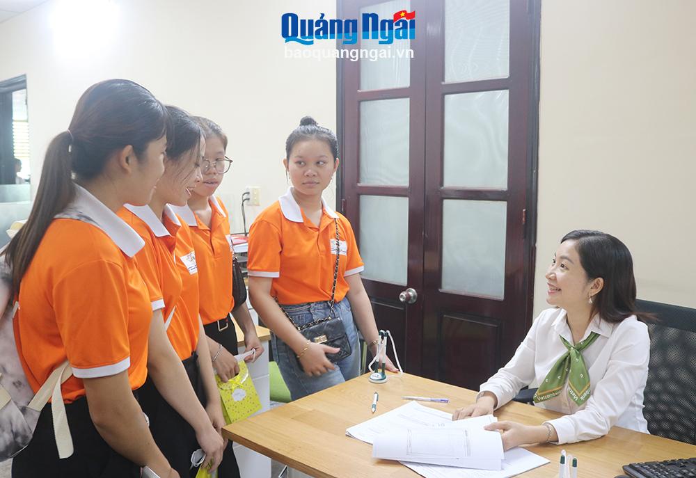 Sinh viên Trường Đại học Phạm Văn Đồng tham quan thực tế Vietcombank Quảng Ngãi