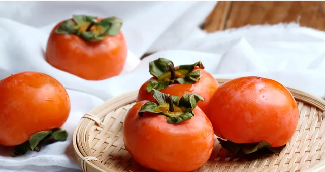 Quả hồng giàu dinh dưỡng nhưng một số người không nên ăn