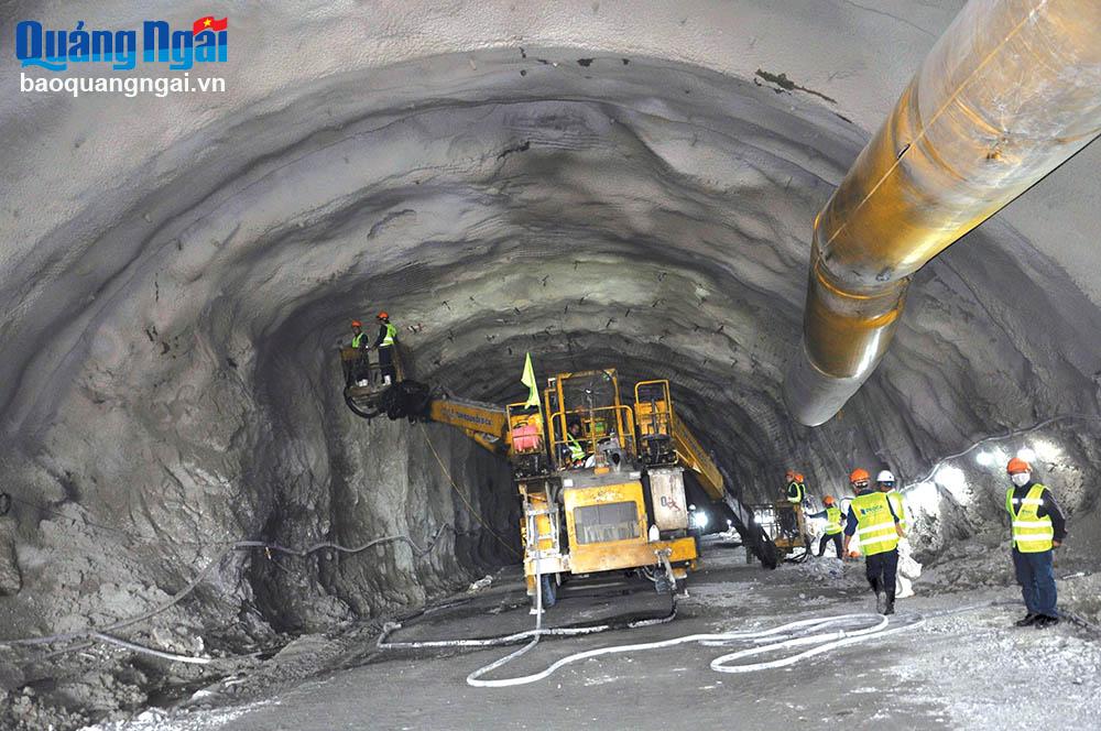 Thi đua thông hầm cao tốc Bắc - Nam