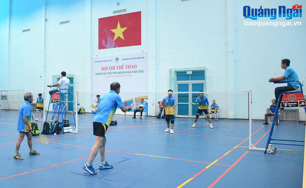 Sôi nổi phong trào tập luyện cầu lông