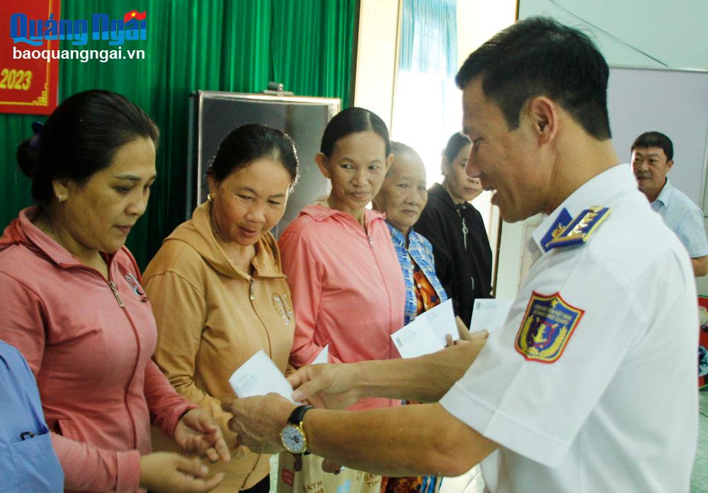 Bộ Tư lệnh Vùng Cảnh sát biển 2 tặng quà ngư dân Đức Phổ