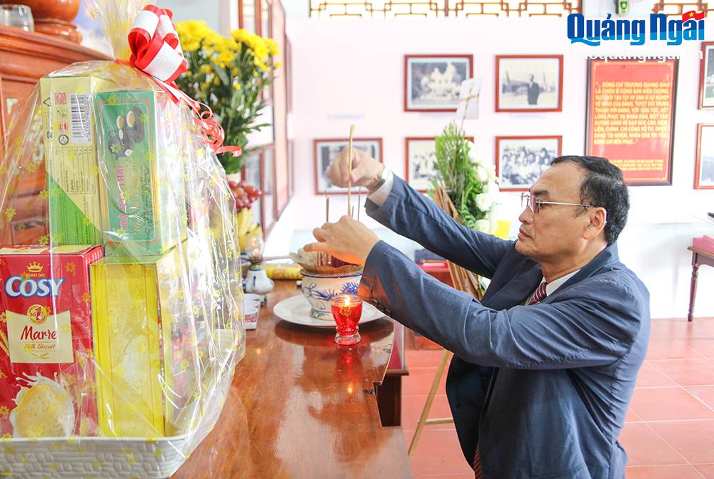 Dâng hương các đồng chí nguyên lãnh đạo Ủy ban Kiểm tra Trung ương