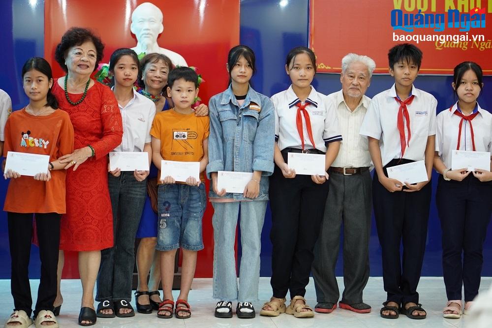 Trao học bổng cho học sinh, sinh viên là con cháu nạn nhân chất độc da cam