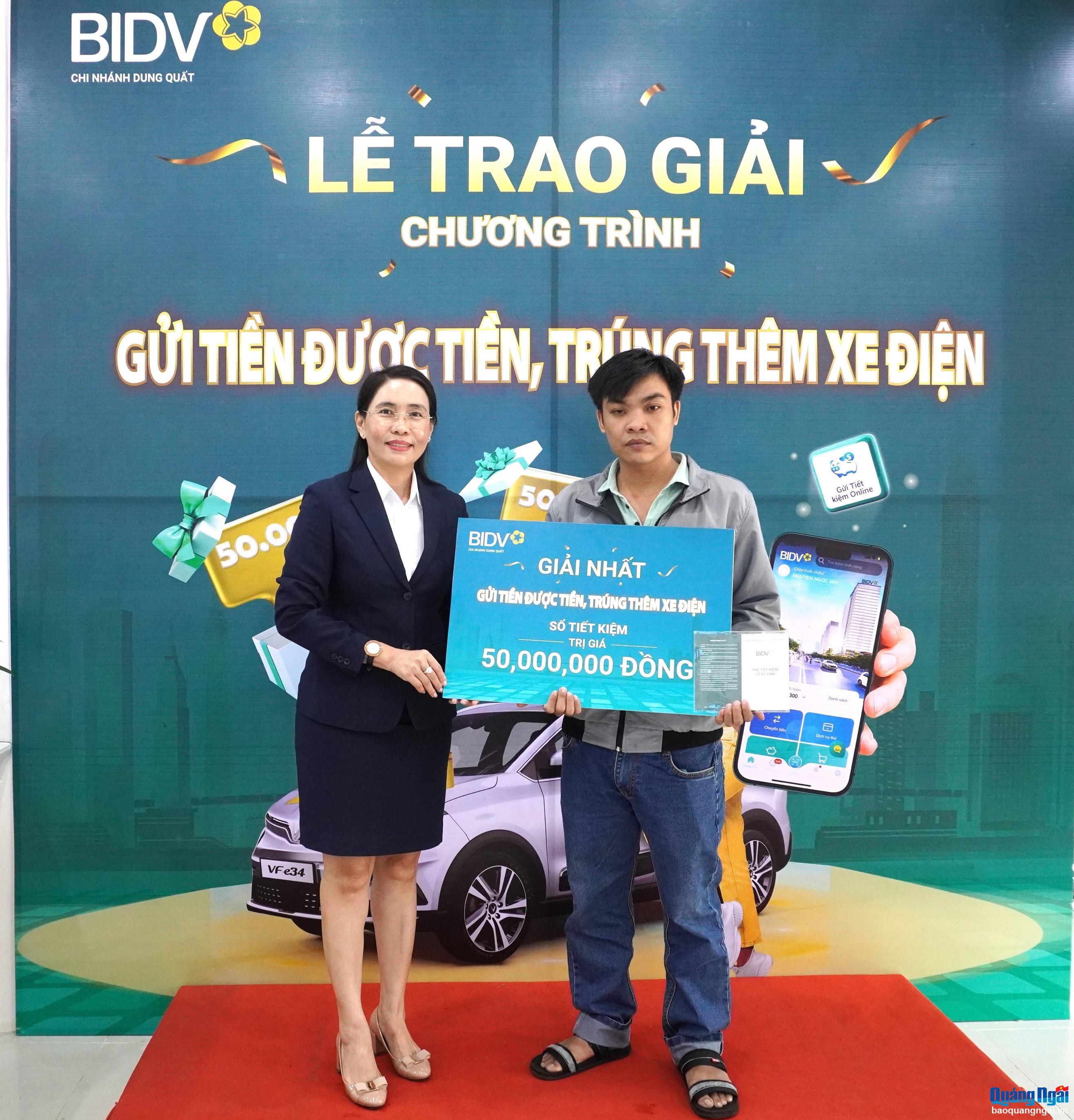 BIDV Dung Quất: Trao giải Nhất chương trình “Gửi tiền được tiền, trúng thêm xe điện”