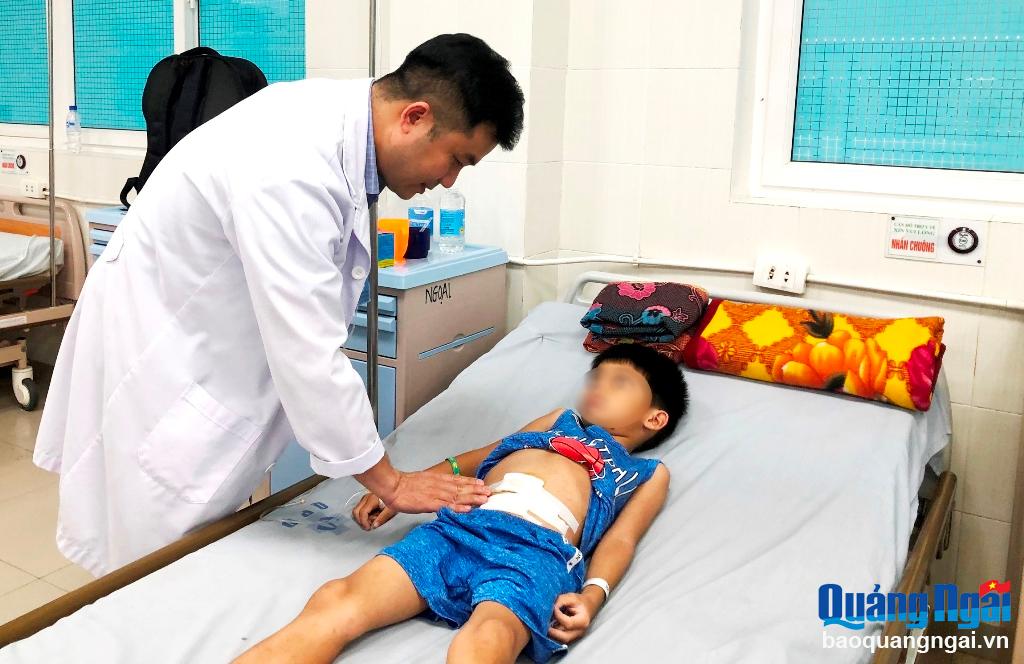 Đoạn dây cước dài 5cm đâm thủng ruột bé trai 7 tuổi