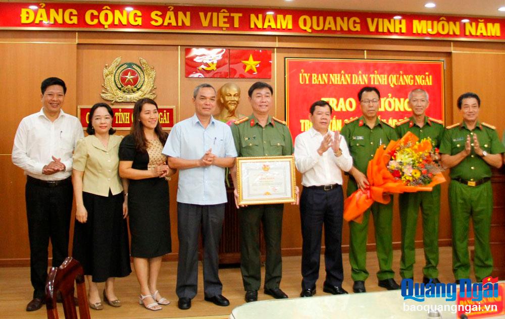Khen thưởng tập thể, cá nhân truy bắt đối tượng bắn hai nữ công nhân môi trường