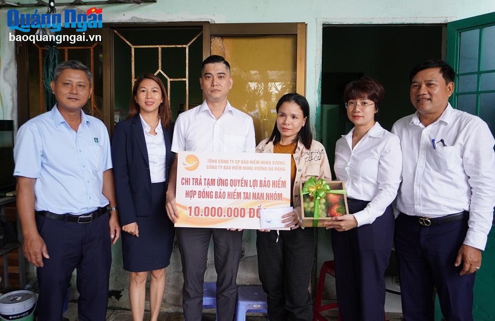 Chi trả quyền lợi bảo hiểm cho 2 nữ công nhân môi trường bị hành hung