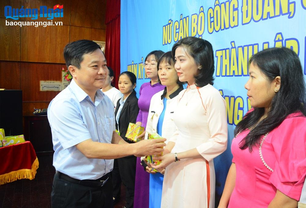 Gặp mặt nữ cán bộ công đoàn, cán bộ nữ công, nữ công nhân viên chức lao động