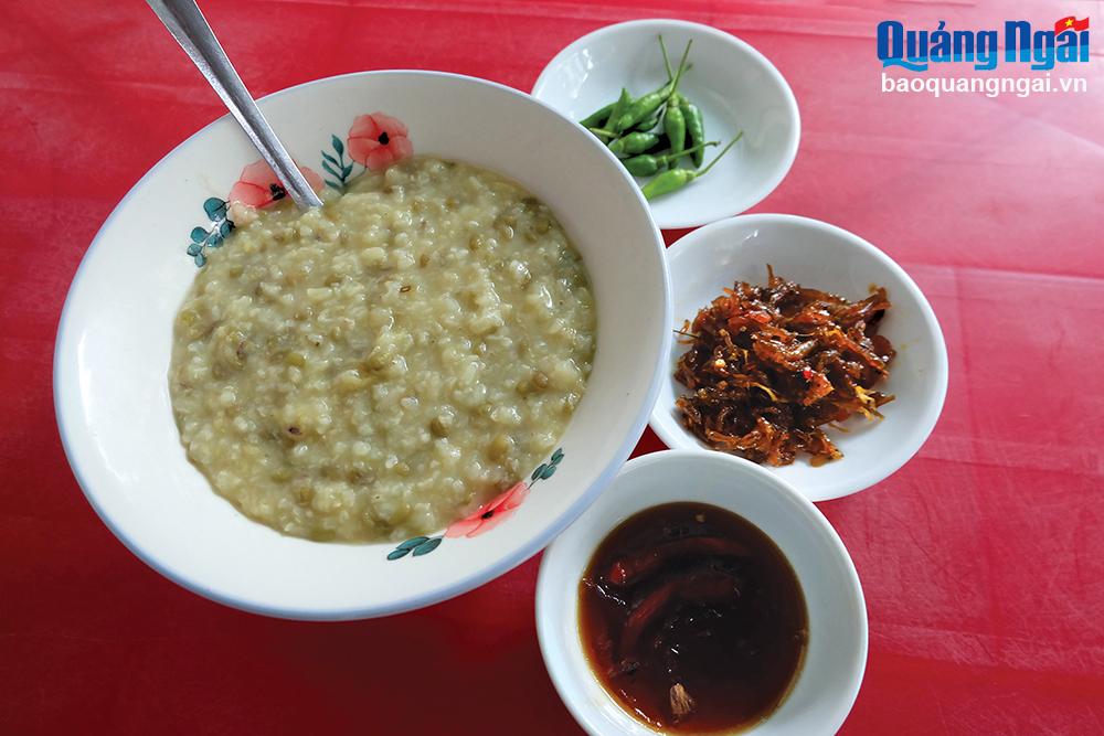 Cháo đậu xanh ăn với cá bống kho rim