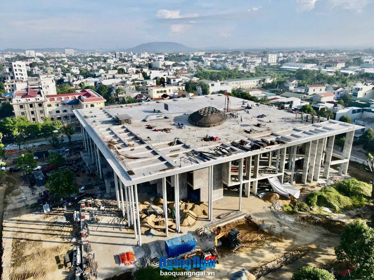 Cất nóc công trình Trung tâm Hội nghị và Triển lãm tỉnh